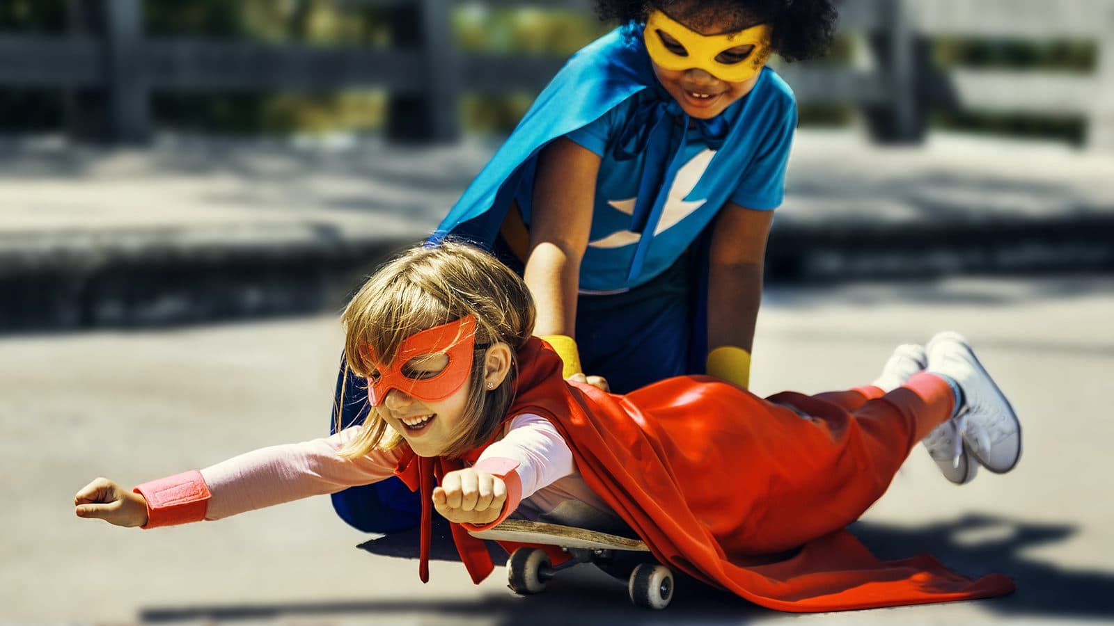 Crianças brincando de super-heróis