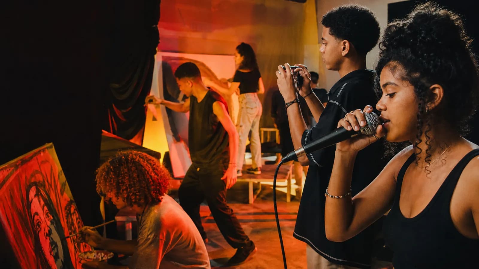 Jovens criando música, imagem e pintura