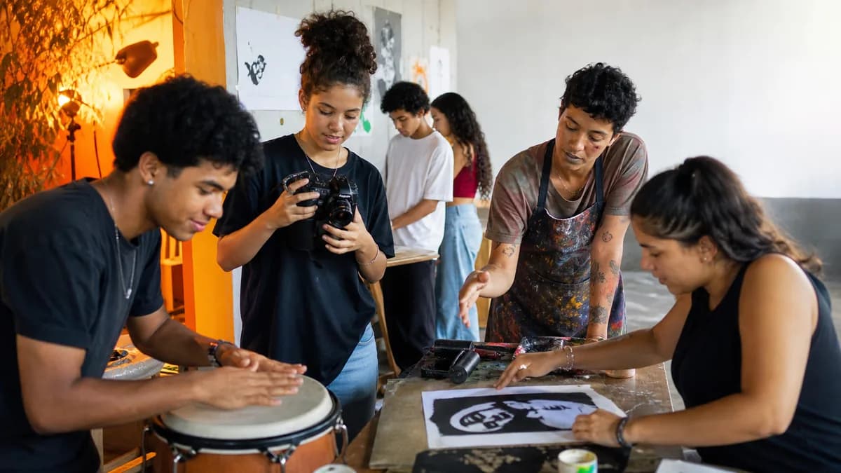 Estudantes experimentando diferentes linguagens artísticas