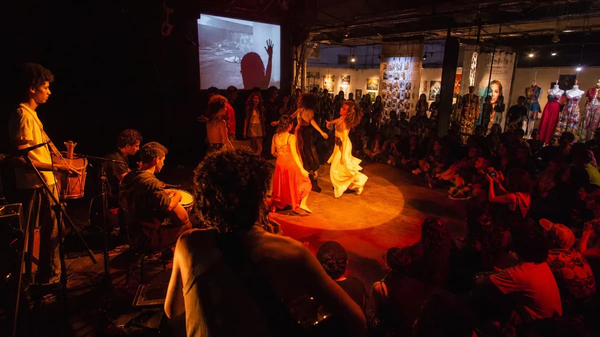Festival cultural com estudantes e público